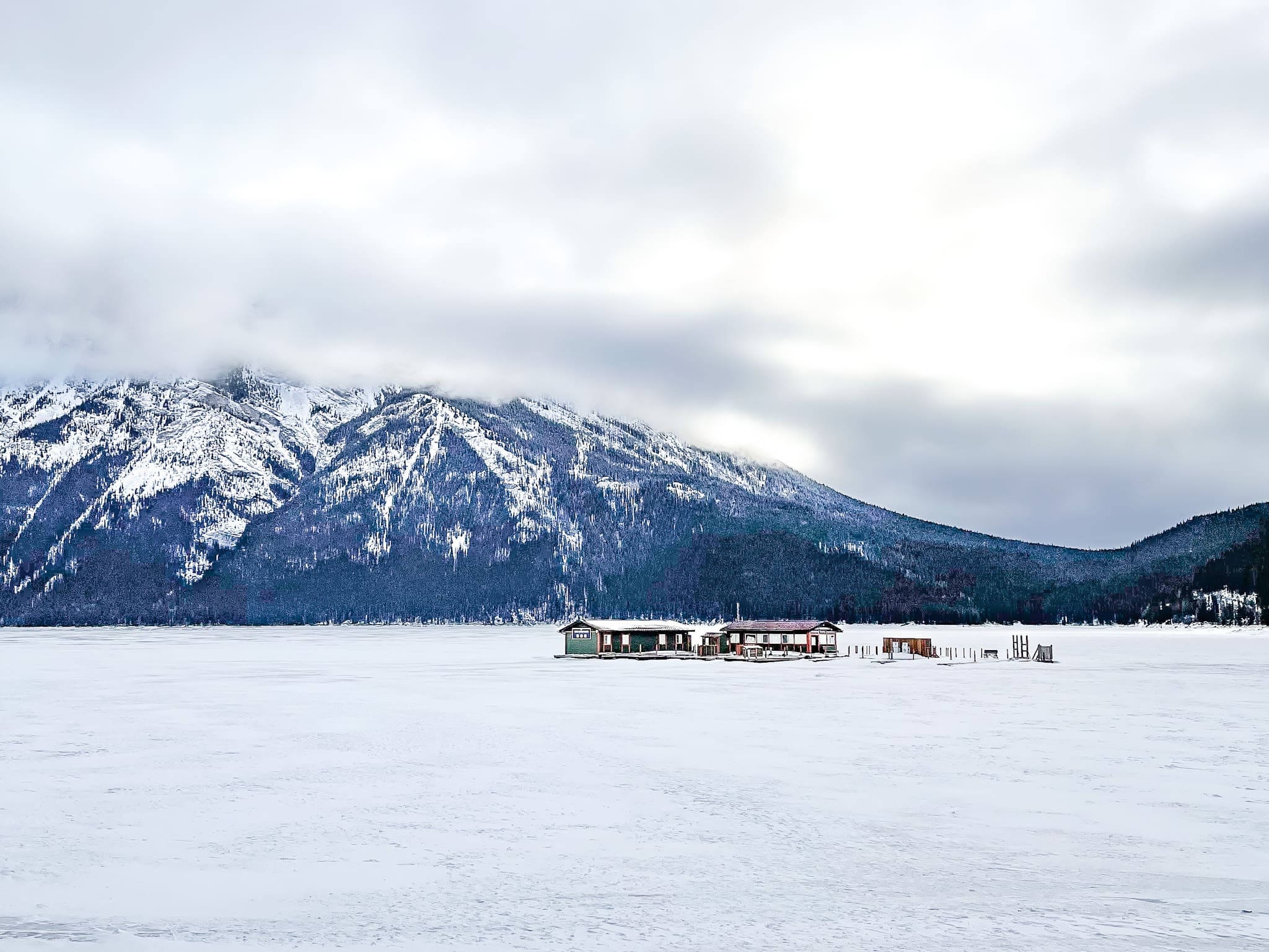 frozen lake minnewanka